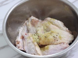 3、香酥鸡翅,放入盐、白糖、白胡椒粉和孜然粉
