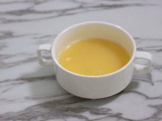 5、香酥鸡翅,1个鸡蛋打入碗中,加入等量的清水,搅匀