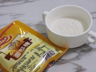 6、香酥鸡翅,准备好面包糠和普通面粉