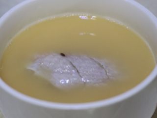 8、香酥鸡翅,再将粘好的鸡翅放入鸡蛋液中稍微浸泡一下