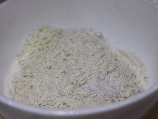 9、香酥鸡翅,最后将泡好的鸡翅取出放入面包糠中滚一滚