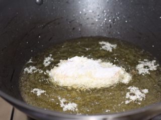 10、香酥鸡翅,热锅下油,将裹好的鸡翅放入锅中,炸至两面金黄即可!