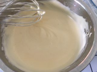 3、戚风杯子蛋糕,搅拌均匀。