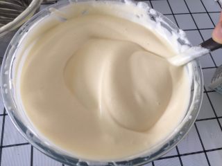 5、戚风杯子蛋糕,用刮刀贴着碗底翻拌混合均匀,在这里我们已经可以看出来蛋糕糊是非常的细腻的,这样子做出来的蛋糕口感肯定也不会粗糙。