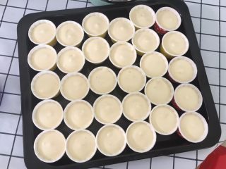 6、戚风杯子蛋糕,因为蛋糕糊比较多,所以我挤了九分满,平时大家做的话挤到到七分满就可以了。