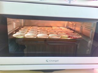 7、戚风杯子蛋糕,提前把空气炸烤箱预热好160度40分钟转170度5分钟。原理是先用低温烘烤蛋糕至定型,最后转高温固定高度。