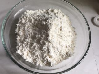 1、没错，高筋粉也能做蛋黄酥,首先调制中筋面粉:高筋面粉和玉米淀粉混合。二者的比例是4:1这个方法百度上有介绍。