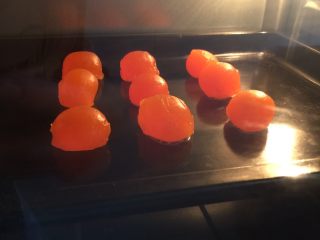 3、没错，高筋粉也能做蛋黄酥,放到烤盘里，140度烤五分钟。不要烤裂了