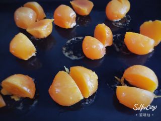 4、没错，高筋粉也能做蛋黄酥,晾凉后把蛋黄切成两半备用。