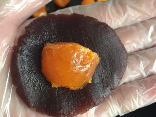 8、没错，高筋粉也能做蛋黄酥,然后把红豆沙按压成饼，包入半个蛋黄，收紧口，包成圆形