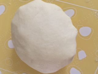 11、没错，高筋粉也能做蛋黄酥,如图，表面非常细腻光滑。开始揉的时候不成块，也不成团，也不聚在一起，慢慢揉，慢慢就能成团了