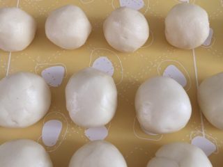 12、没错，高筋粉也能做蛋黄酥,把油酥面团平均分成16个重量相等的剂子，搓圆。然后水油皮面团醒好后，也分成16个剂子并搓圆