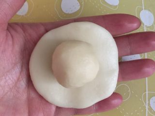 13、没错，高筋粉也能做蛋黄酥,把水油皮压成饼，包入油酥