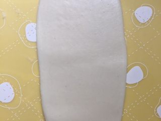 16、没错，高筋粉也能做蛋黄酥,将松弛后的面团用手按扁，用擀面杖擀成长舌状
