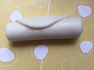 17、没错，高筋粉也能做蛋黄酥,从一端开始卷起，把剩下的面团也都以此卷好