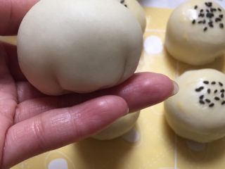 27、没错，高筋粉也能做蛋黄酥,尽量揉圆，收口处朝下