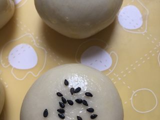 28、没错，高筋粉也能做蛋黄酥,中间位置刷一层蛋液，撒上少许黑芝麻