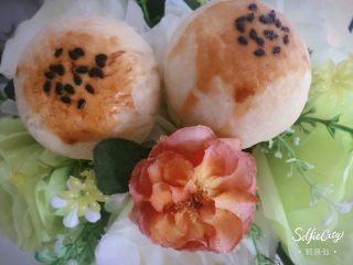 36、没错，高筋粉也能做蛋黄酥,每天不要超过两个，因为蛋黄胆固醇含量高，而且吃多了蛋黄也吸收不了那么多，别说我没说啊????