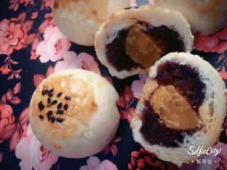 37、没错，高筋粉也能做蛋黄酥,包豆沙馅和蛋黄的时候，记得带一次性手套，手套上抹点猪油，防粘一些。