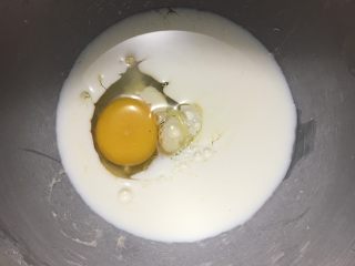 1、椰油小餐包,先做老面：钢盆里先放鸡蛋牛奶