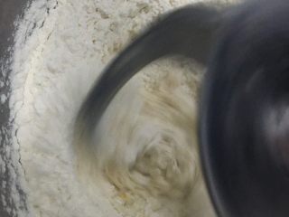 3、椰油小餐包,厨师机揉面或者手工揉面都可以，揉成团后加入椰子油继续揉