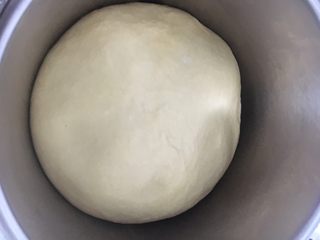 5、椰油小餐包,滚圆面团，冰箱冷藏发酵或者室温发酵到两倍大即可