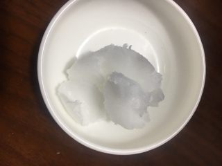 10、椰油小餐包,厨师机揉面，等揉成一个比较光滑的面团后，加入椰子油