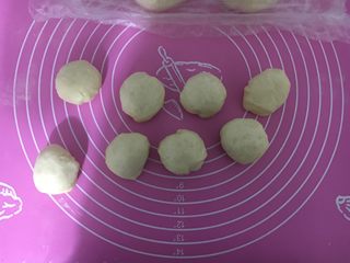 16、椰油小餐包,再分割成8个35克的面团，5个25克的面团和1个20克面团