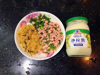 1、手撕肉松火腿香葱吐司,裹入馅料准备！