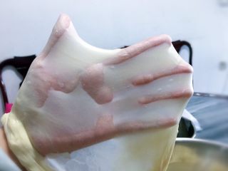 2、手撕肉松火腿香葱吐司,面团材料用后油法揉出手膜