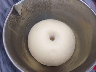 4、手撕肉松火腿香葱吐司,发到二倍大时，手粘干粉戳洞洞口不回缩即为发好