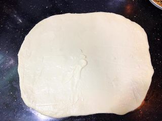 6、手撕肉松火腿香葱吐司,抹上沙拉酱，一边尾端不要抹