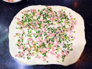 7、手撕肉松火腿香葱吐司,撒上葱花，火腿粒