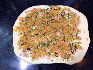 8、手撕肉松火腿香葱吐司,撒上芝麻海苔肉松