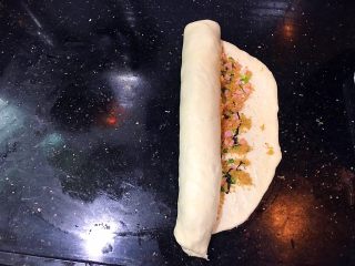 9、手撕肉松火腿香葱吐司,从一端卷起