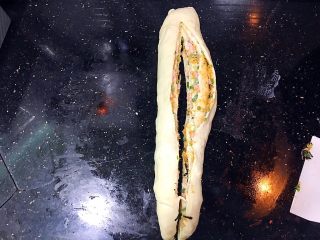 11、手撕肉松火腿香葱吐司,中间用刮刀切开