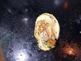 13、手撕肉松火腿香葱吐司,两端折过来，捏实