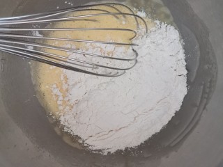 2、卡通戚风蛋糕,面粉过筛，拌匀