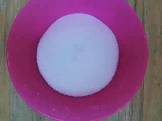 4、卡通戚风蛋糕,糖分三次加入