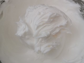 6、卡通戚风蛋糕,打发蛋白，打发硬性发泡