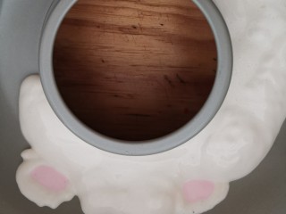 9、卡通戚风蛋糕,先挤出脸蛋