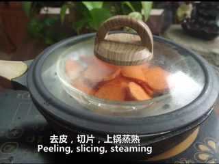 2、一根香蕉，一碗糯米粉，一块地瓜，就能做出美味的红薯香蕉糯米饼,去皮，切片，上锅蒸熟