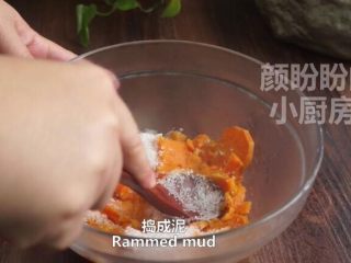 5、一根香蕉，一碗糯米粉，一块地瓜，就能做出美味的红薯香蕉糯米饼,捣成泥