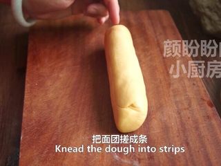 16、一根香蕉，一碗糯米粉，一块地瓜，就能做出美味的红薯香蕉糯米饼,把面团搓成长条