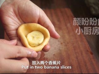 20、一根香蕉，一碗糯米粉，一块地瓜，就能做出美味的红薯香蕉糯米饼,放入两个香蕉片