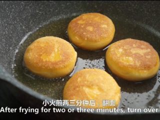 25、一根香蕉，一碗糯米粉，一块地瓜，就能做出美味的红薯香蕉糯米饼,小火煎两三分钟，翻面