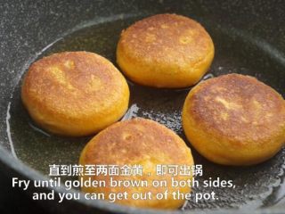 26、一根香蕉，一碗糯米粉，一块地瓜，就能做出美味的红薯香蕉糯米饼,煎至两面金黄，即可出锅