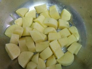 1、让你欲罢不能的欢乐土豆球,土豆，削皮，切块，上锅，蒸熟；