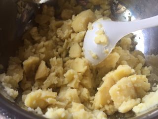 2、让你欲罢不能的欢乐土豆球,土豆，捣成泥；