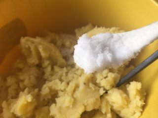 4、让你欲罢不能的欢乐土豆球,加入一小勺的盐；